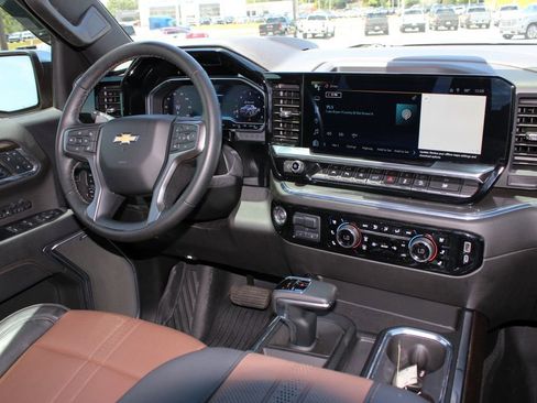 Used 2024 Chevrolet Silverado 1500 High Country w/ Technology Package AWD/4WD image 9