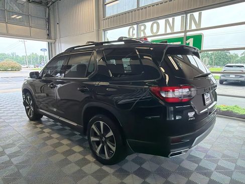Used 2025 Honda Pilot Touring image 4