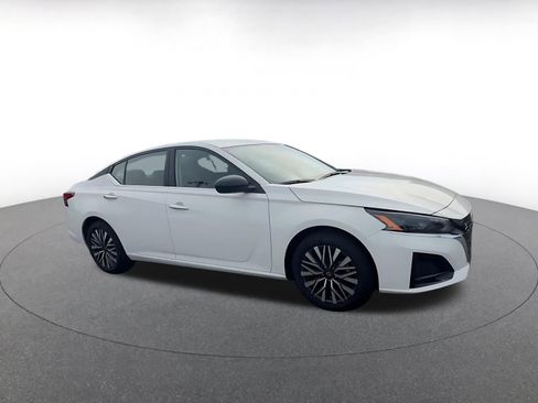 Used 2025 Nissan Altima 2.5 SV image 2