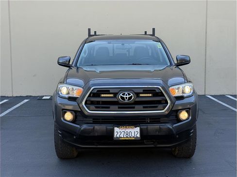 Used 2017 Toyota Tacoma SR5 w/ Tow Package RWD image 3