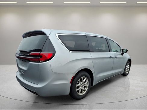 Used 2024 Chrysler Pacifica Touring-L FWD image 3