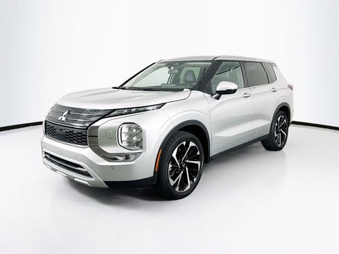 Used 2024 Mitsubishi Outlander SE AWD/4WD image 3