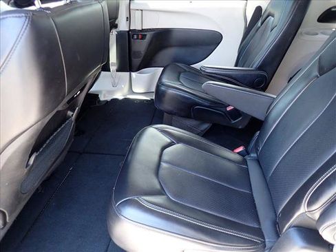 Used 2024 Chrysler Pacifica Touring-L FWD image 10