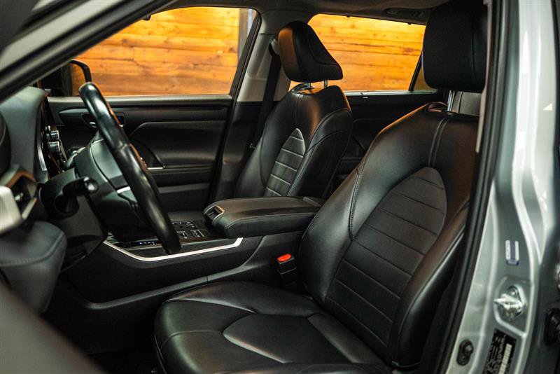 Used 2023 Toyota Highlander XLE AWD/4WD image 10