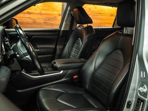 Used 2023 Toyota Highlander XLE AWD/4WD image 10