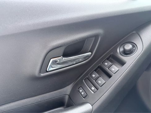 Used 2022 Chevrolet Trax LT w/ LT Convenience Package image 15