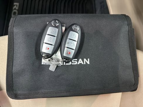 Used 2016 Nissan Rogue SV image 36