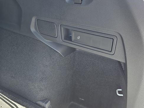 Used 2024 Volkswagen Tiguan SE image 11