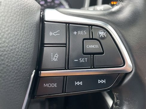 Used 2021 Toyota Highlander XLE AWD/4WD image 15