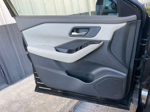 Used 2025 Nissan Rogue SV image 18