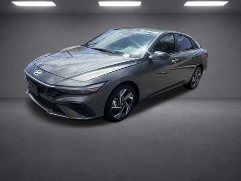 Used 2025 Hyundai Elantra Sport FWD image 2