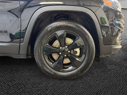 Used 2023 Jeep Cherokee Altitude Lux w/ Lux Elite Package image 11