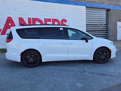 New 2026 Chrysler Pacifica Limited w/ Uconnect Theater Family Group image 8