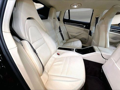 Used 2019 Porsche Panamera w/ Premium Package image 27