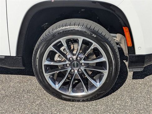 Certified 2025 Jeep Wagoneer Series III w/ Premium Group I image 10