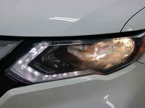 Used 2020 Nissan Rogue SV FWD image 13