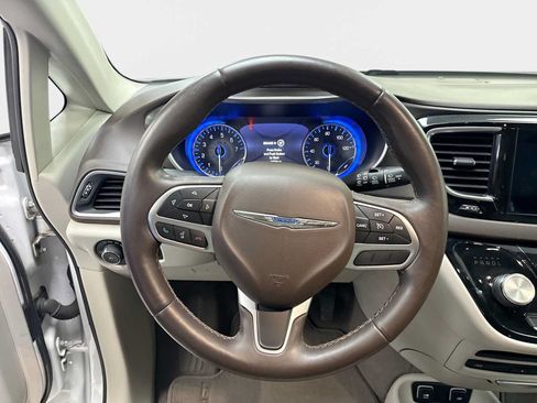 Used 2017 Chrysler Pacifica Touring-L Plus w/ Tire & Wheel Group FWD image 11