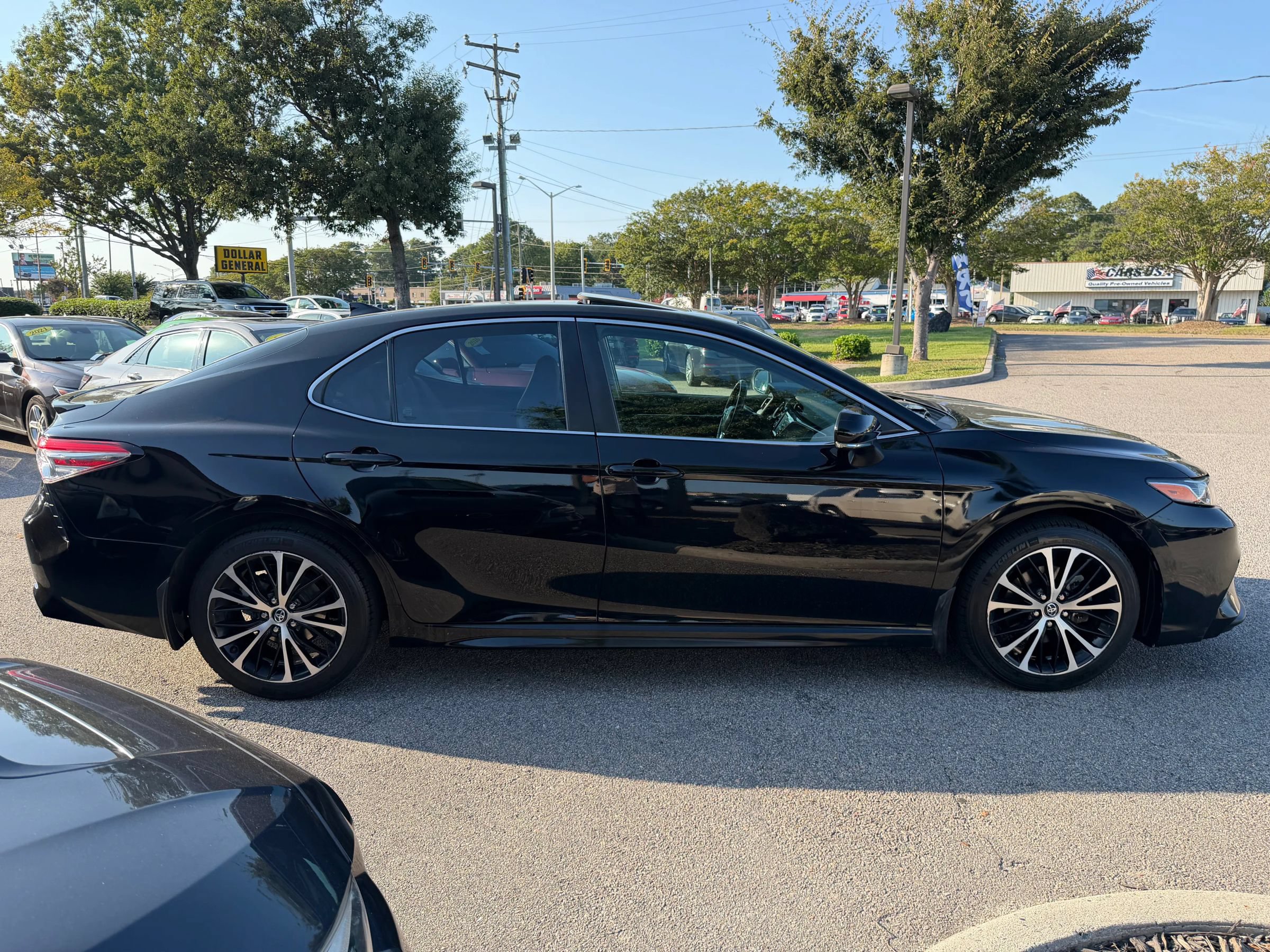 Used 2020 Toyota Camry SE w/ Convenience Package FWD image 5