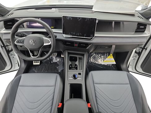 New 2026 Volkswagen Tiguan SE R-Line FWD image 9