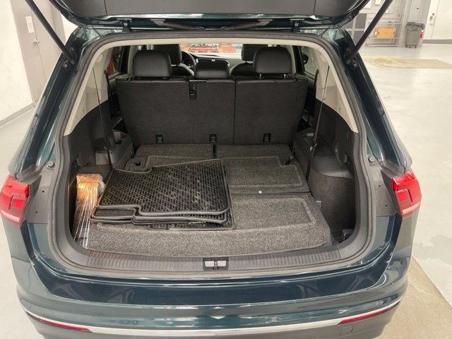 Used 2018 Volkswagen Tiguan SE w/ Panoramic Sunroof Package AWD/4WD image 11
