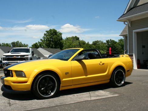 Used 2006 Ford Mustang GT Premium RWD image 1