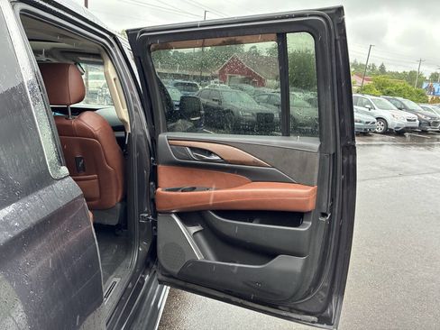 Used 2017 Cadillac Escalade ESV Luxury AWD/4WD image 17