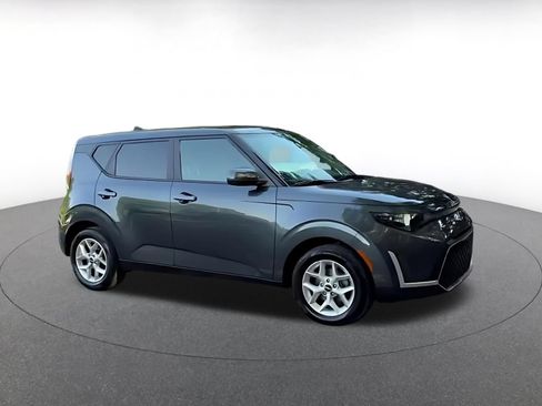 Used 2025 Kia Soul LX w/ LX Technology Package FWD image 2