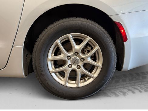 Used 2023 Chrysler Pacifica Touring-L FWD image 52