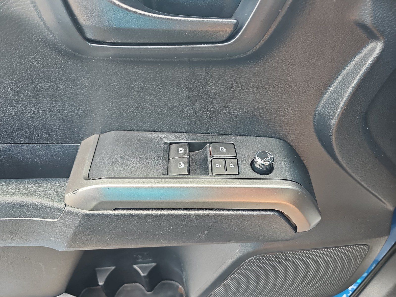 Used 2018 Toyota Tacoma SR5 AWD/4WD image 23