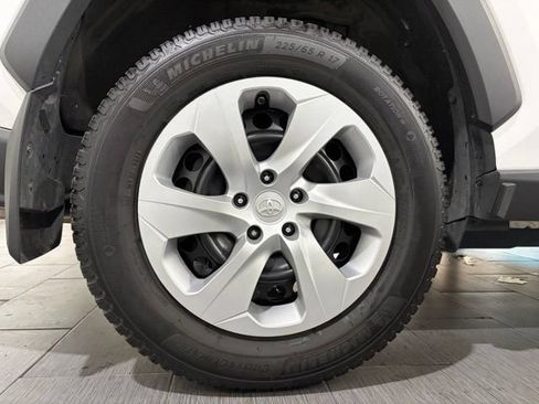 Used 2022 Toyota RAV4 LE AWD/4WD image 24