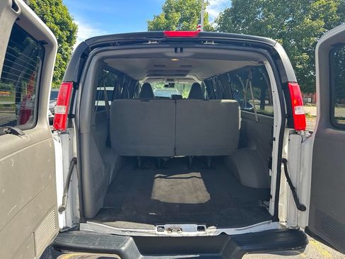 Used 2020 Chevrolet Express 3500 LT w/ LT Preferred Equipment Group RWD image 21