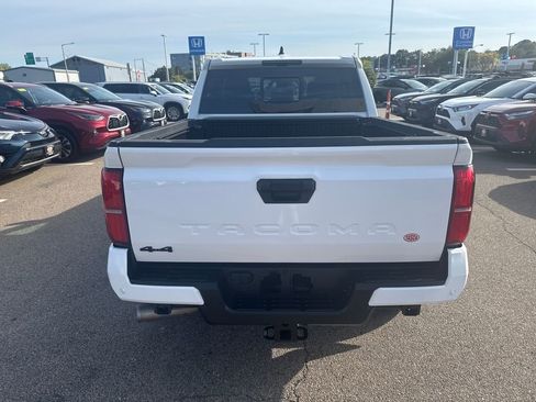 Used 2024 Toyota Tacoma TRD Off-Road image 10