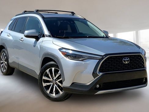 Used 2022 Toyota Corolla Cross XLE w/ Convenience Package FWD image 12
