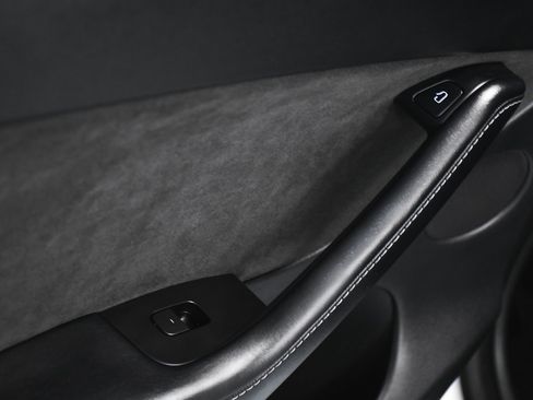 Used 2022 Tesla Model Y Long Range image 15