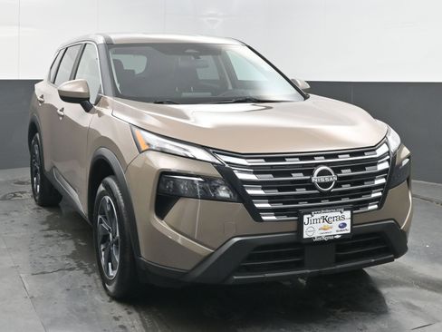 Used 2025 Nissan Rogue SV image 3