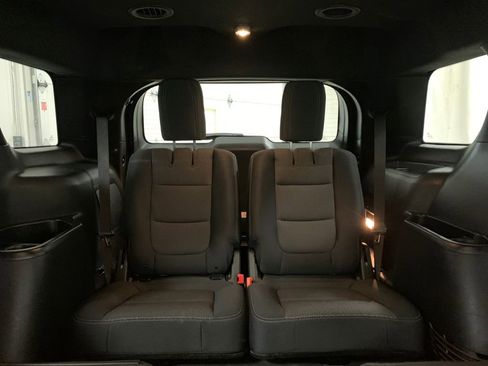 Used 2018 Ford Explorer XLT image 19