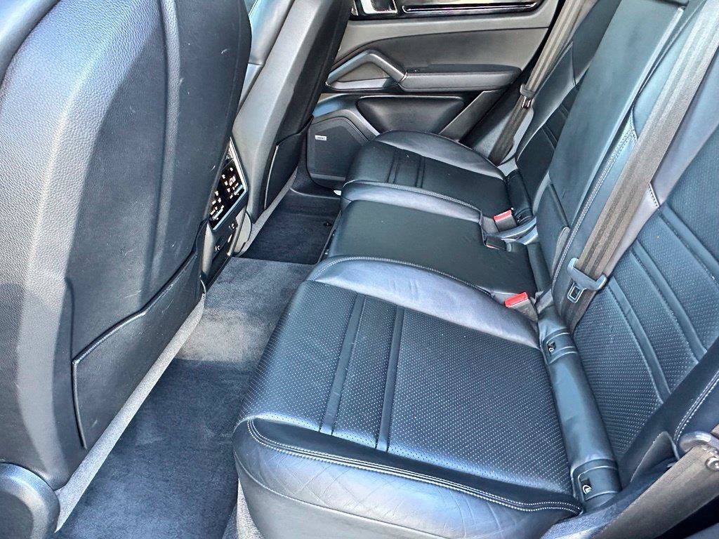 Used 2022 Porsche Cayenne S AWD/4WD image 7