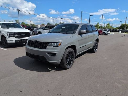 Used 2019 Jeep Grand Cherokee Altitude AWD/4WD image 3