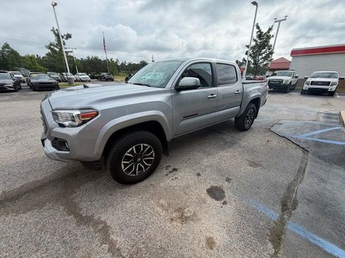Used 2020 Toyota Tacoma TRD Sport w/ Technology Package AWD/4WD image 3