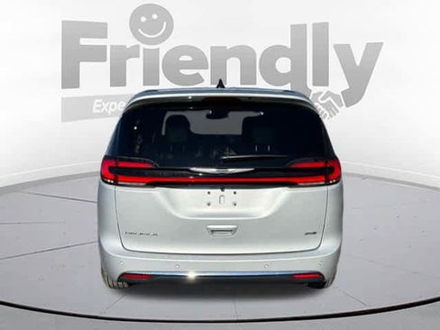 New 2026 Chrysler Pacifica Select image 4