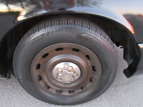 Used 2005 Ford Crown Victoria Police Interceptor image 11