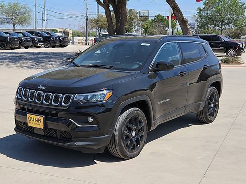 Used 2024 Jeep Compass Latitude image 7