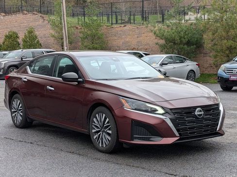 Used 2024 Nissan Altima 2.5 SV image 3