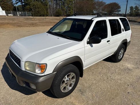Used 2000 Nissan Pathfinder XE image 2