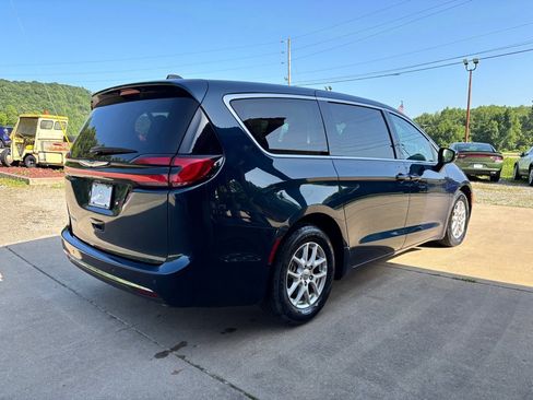 Used 2023 Chrysler Pacifica Touring-L FWD image 4