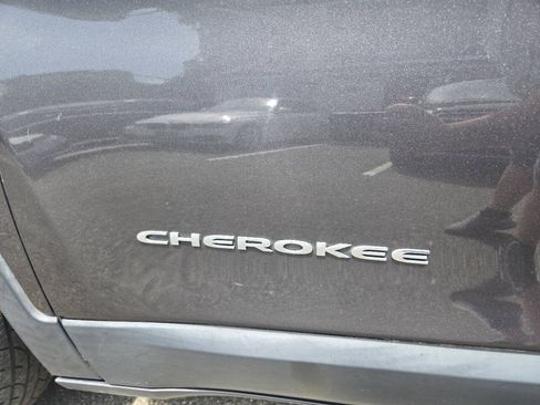 Used 2017 Jeep Cherokee Limited AWD/4WD image 12