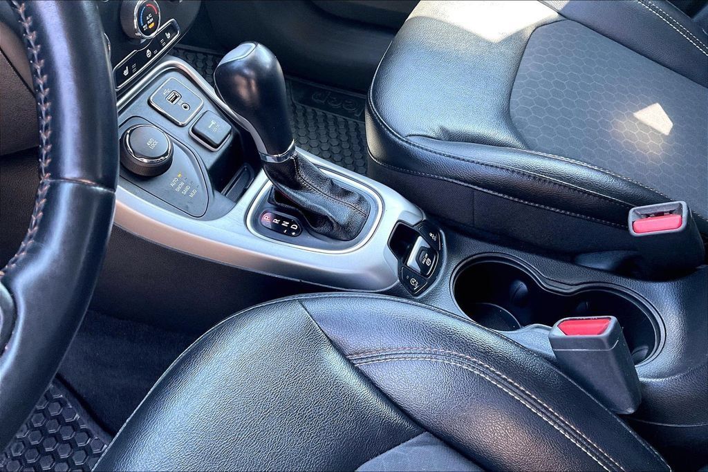 Used 2018 Jeep Compass Latitude w/ Cold Weather Group AWD/4WD image 16