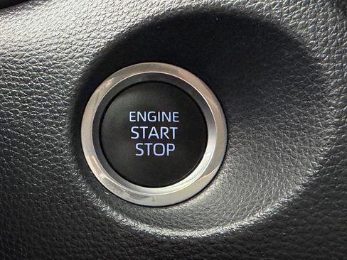 Used 2022 Toyota Corolla Cross XLE w/ Convenience Package FWD image 21