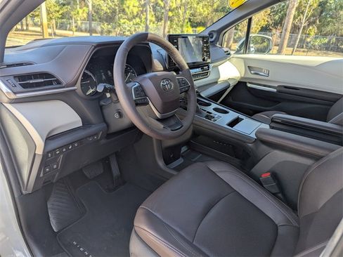 Used 2024 Toyota Sienna Platinum image 28