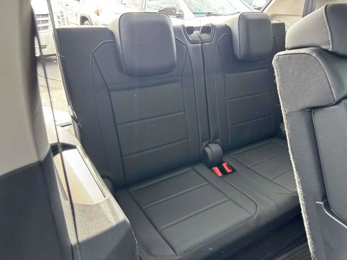 Used 2019 Volkswagen Tiguan SE w/ Panoramic Sunroof Package image 16